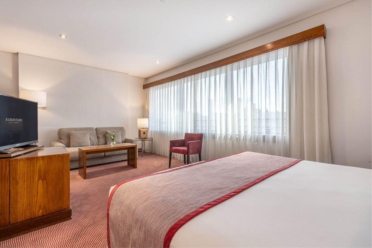 Eurostars Suites Mirasierra Madrid Exterior foto A room at the hotel