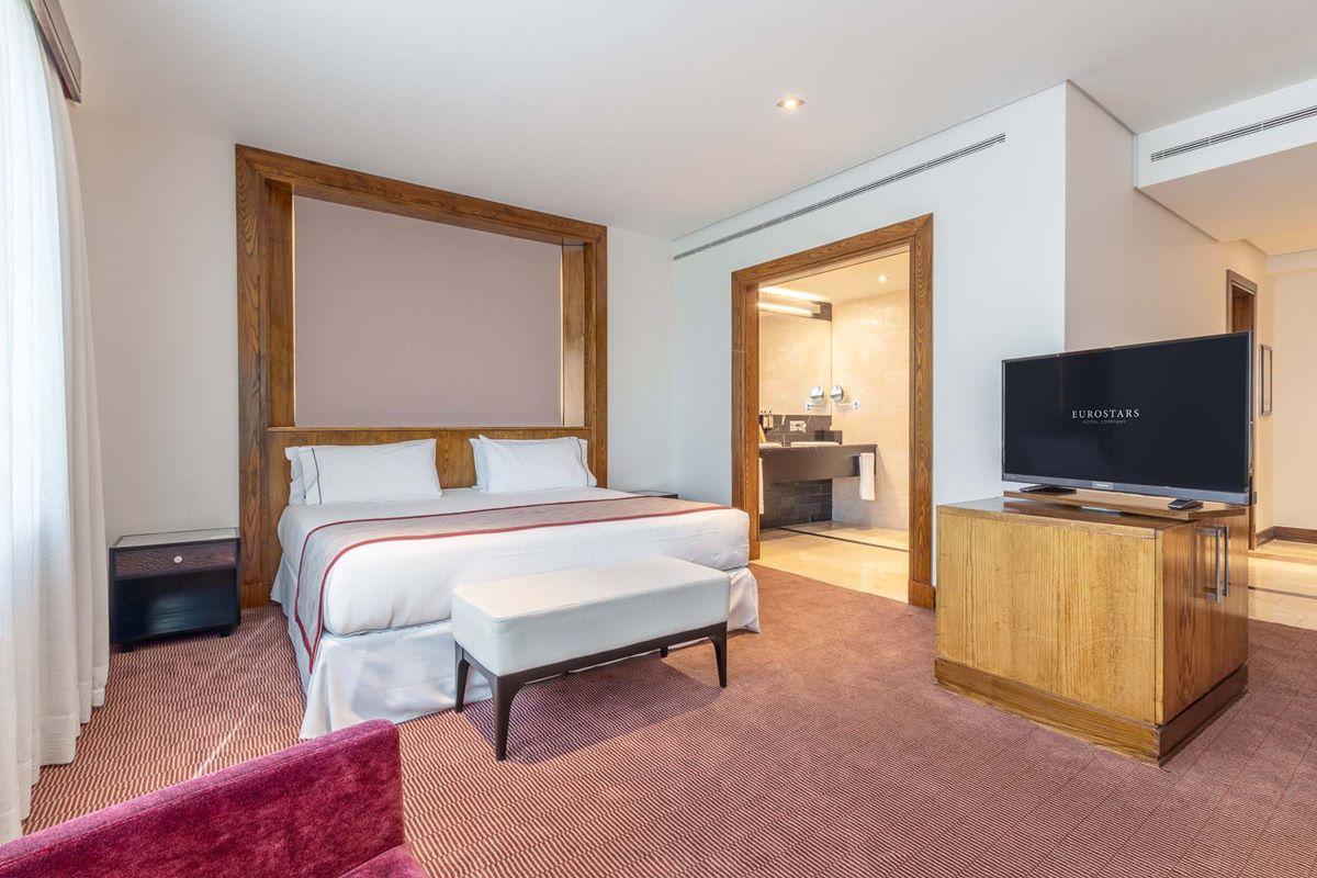 Eurostars Suites Mirasierra Madrid Exterior foto A bedroom at the hotel