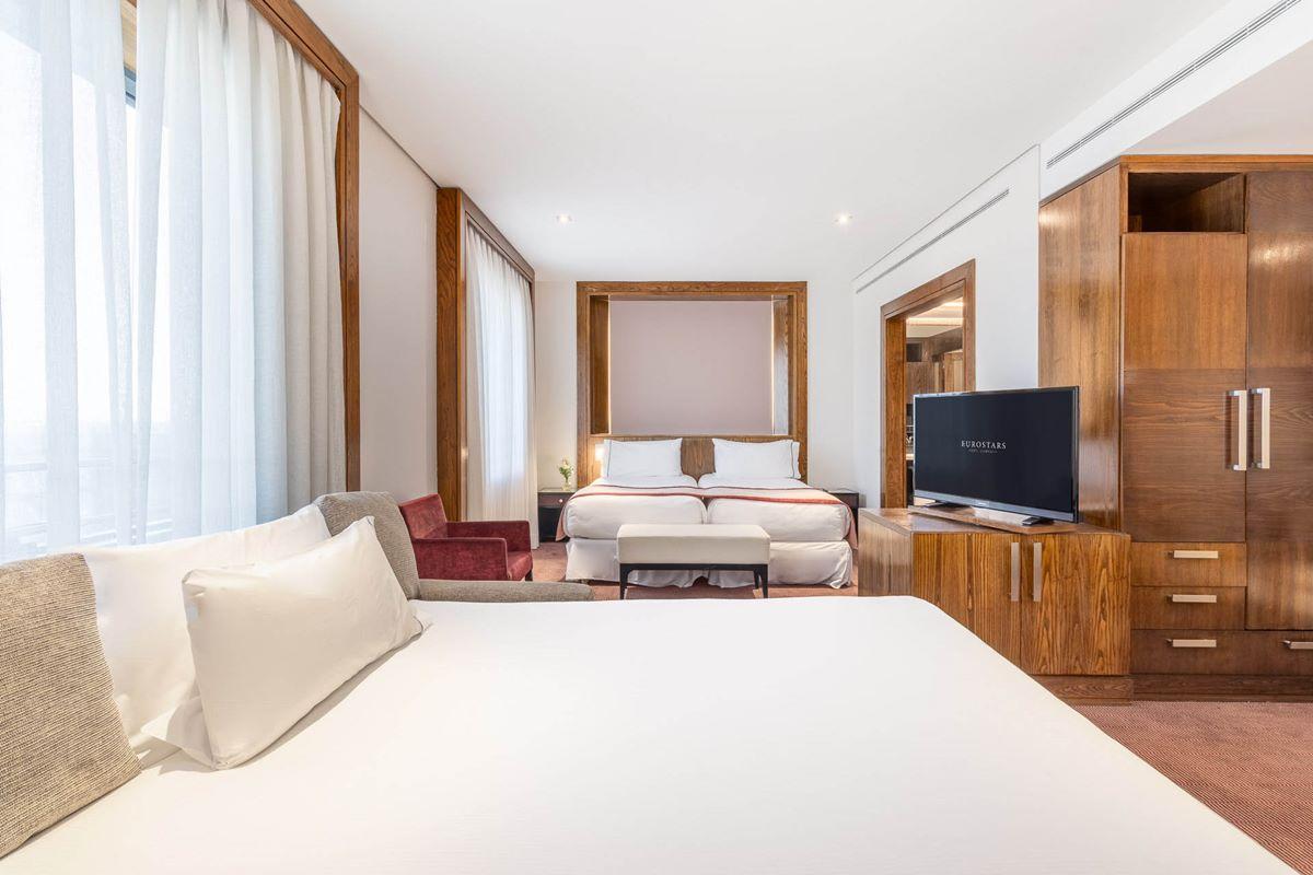 Eurostars Suites Mirasierra Madrid Exterior foto A bedroom at the hotel