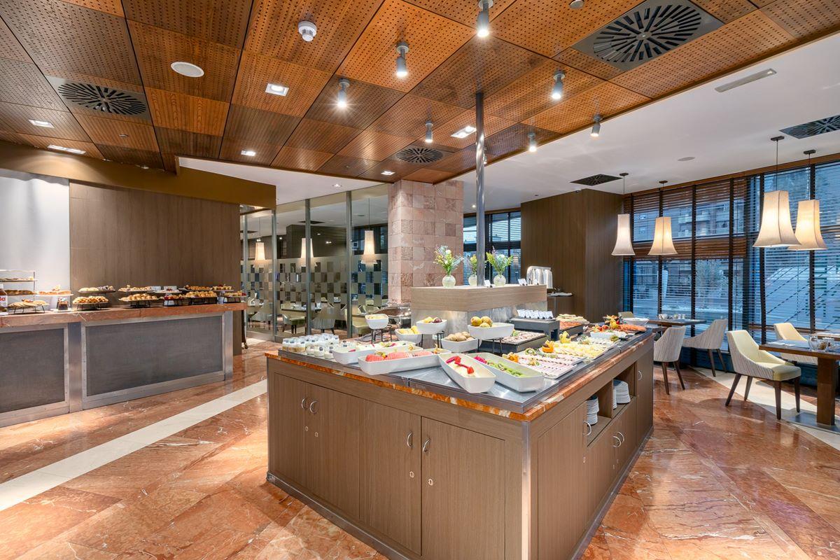 Eurostars Suites Mirasierra Madrid Exterior foto The buffet at the hotel
