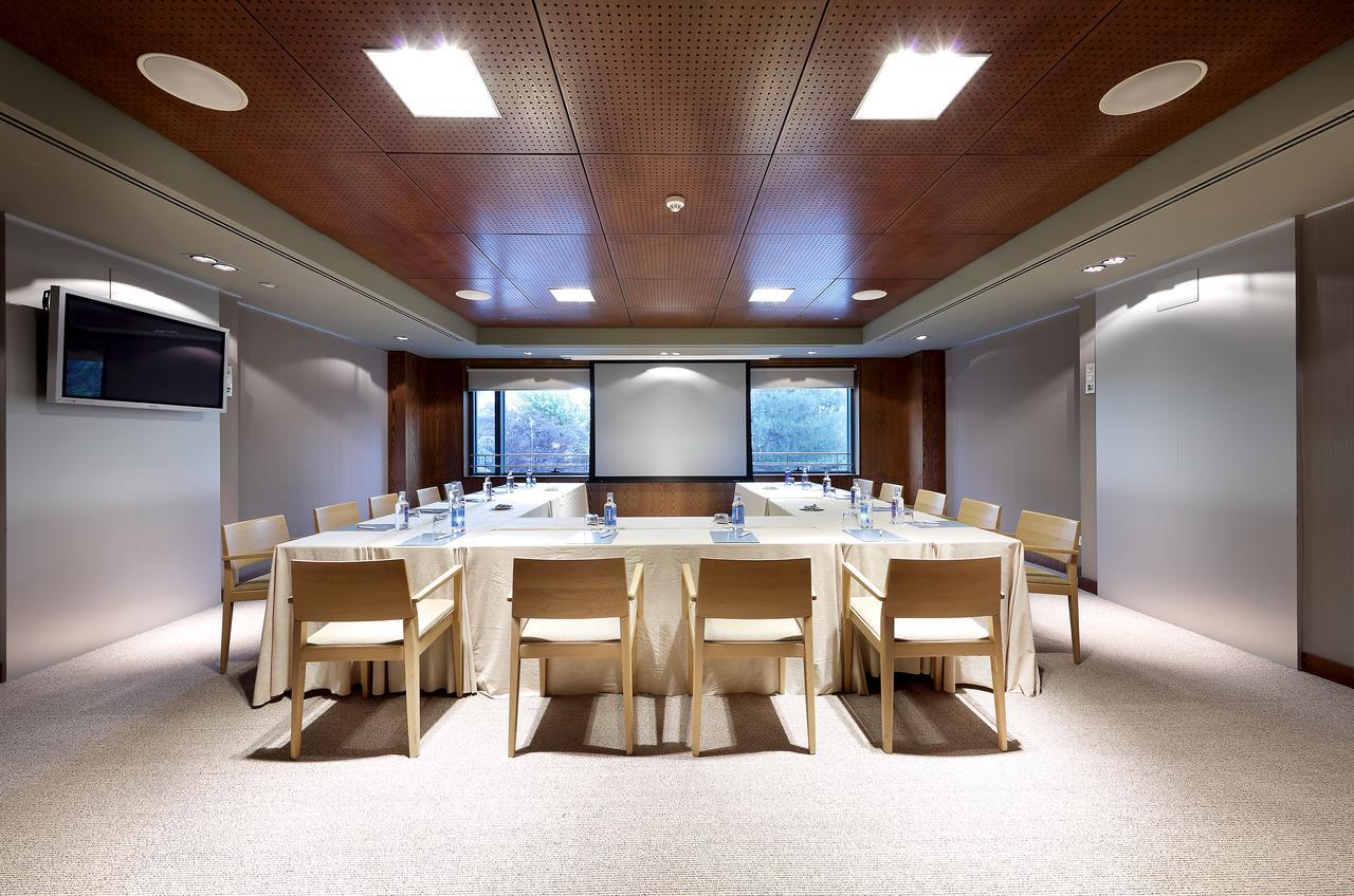 Eurostars Suites Mirasierra Madrid Exterior foto A meeting room at the University of Oxford